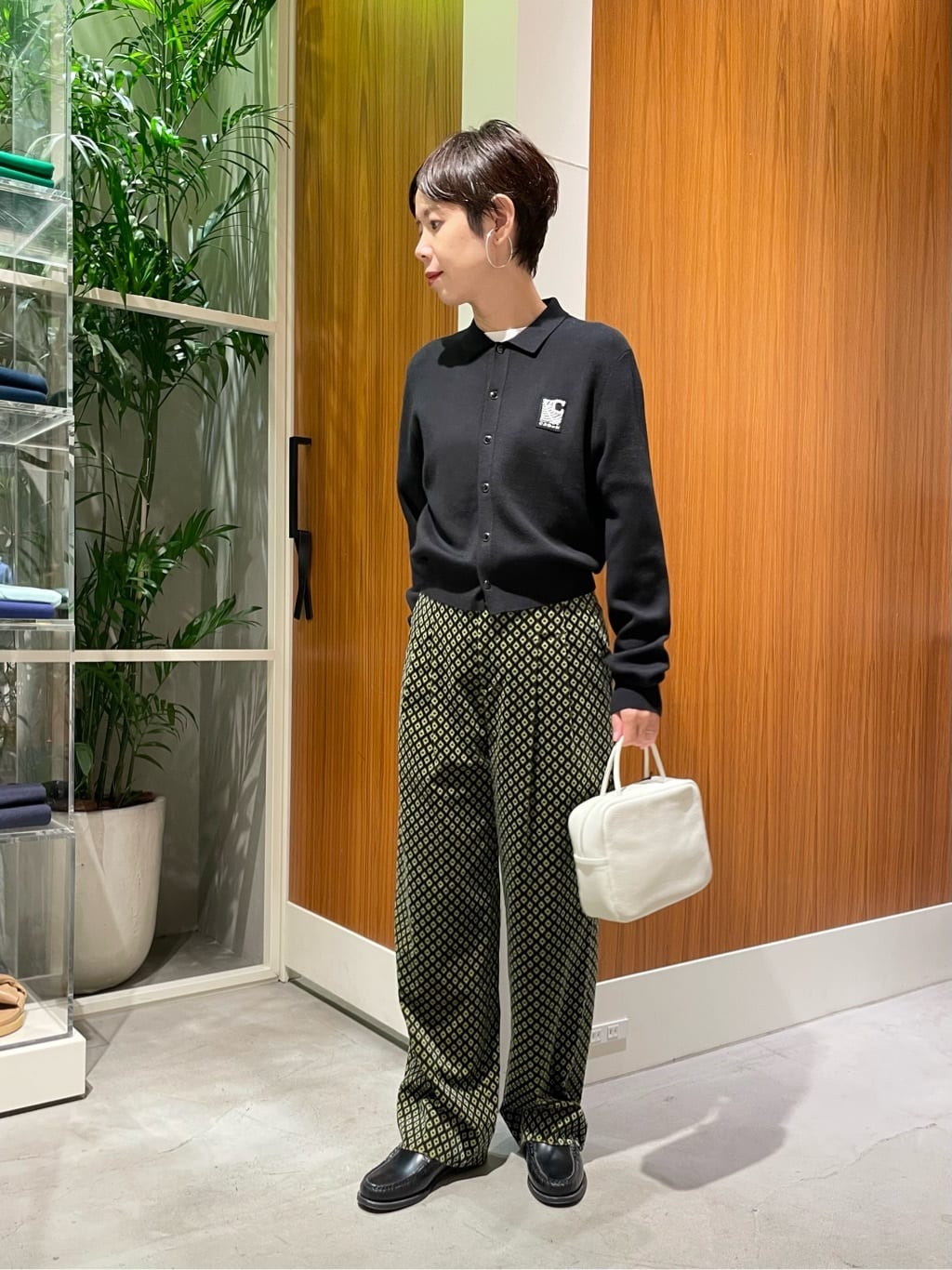 身長160㎝　CABaNのパールロゴポロカーディガンは、女性らしい小ぶりな衿と上品な印象を演出しながら、温かみのある膨らみと滑らかな肌触りを楽しめます。
前をとめて一枚着としても、開けてカーディガンとして羽織っていただくスタイルもどちらもバランスよくお召しいただけます。