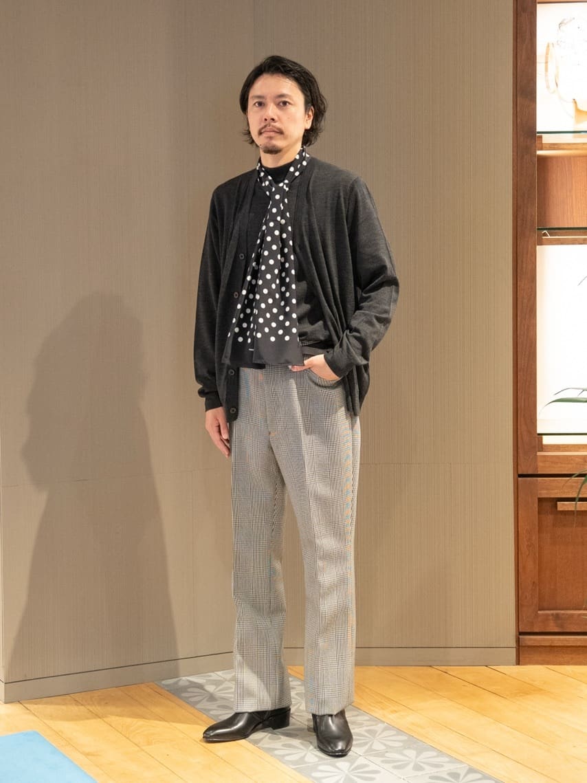 身長178㎝　【SUPER FINE MERINO WOOL Emsemble Knit】

TOMORROWLANDを代表する定番ニット〈S-WOOL〉シリーズ。
オーストラリア産メリノウールを原料に、立体感がありつつ毛羽立ちにくい糸で丁寧に編み立てています。

ハイゲージニットをモックネックとカーディガンのアンサンブルでスタイリングしました。
メンズでは新鮮に見える組み合わせですが、フェミニンになり過ぎないように全体をモノトーンにすることがポイントです。
カーディガンはあえてサイズアップして着用しています。