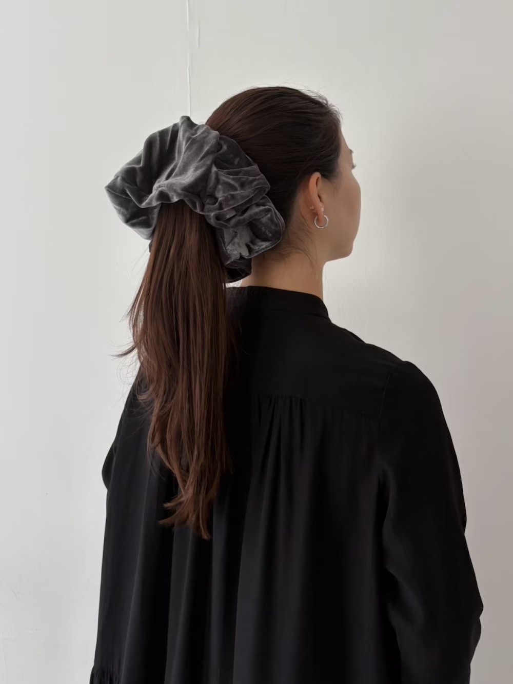 ベロア素材×ボリューム感が可愛いシュシュ!
存在感があるのでコーディネートのアクセントになりますよ◎