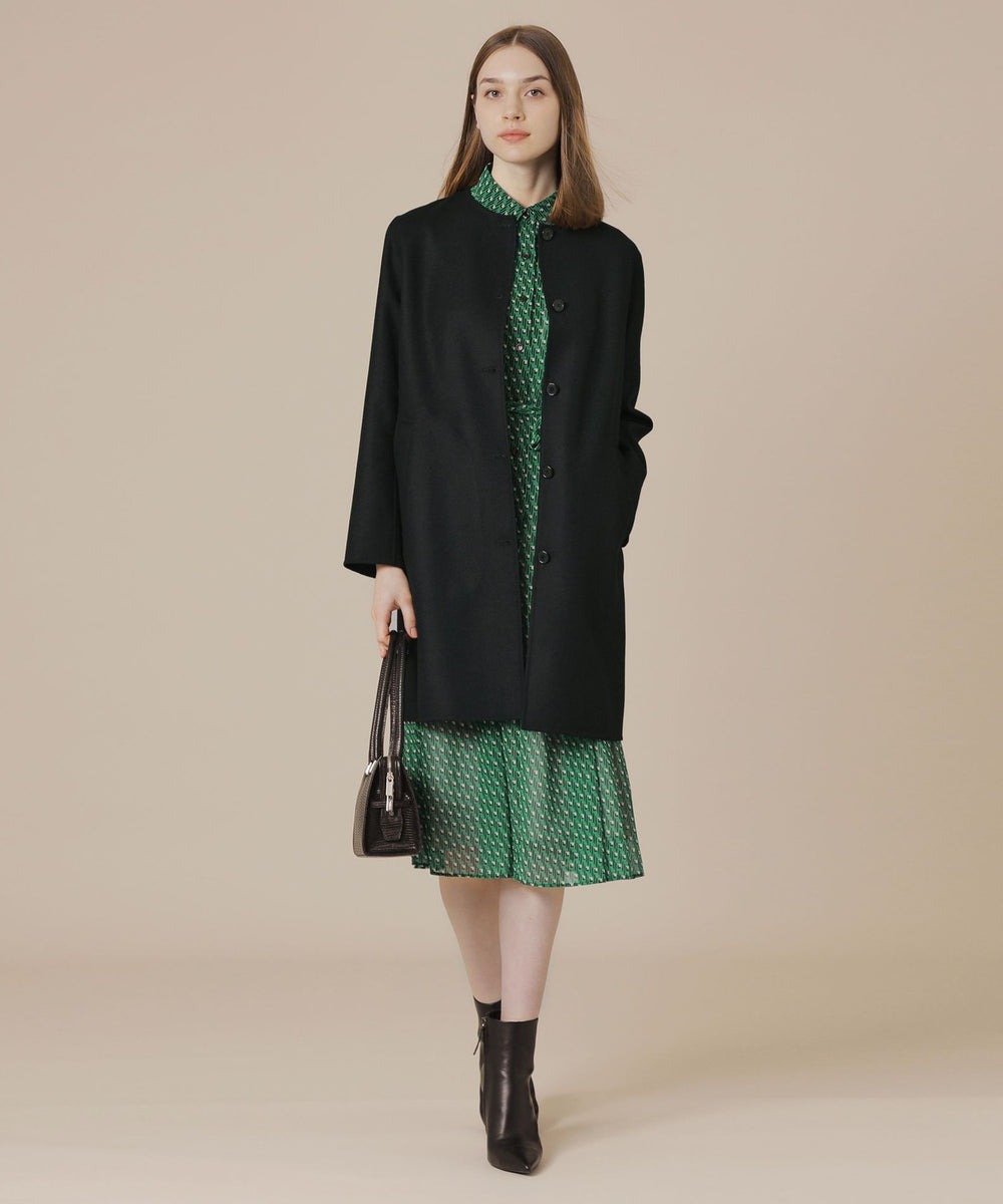 【アウター】クリーンな印象でパンツ、スカート、ワンピースにも合わせやすくコーディネートに活躍します。【ワンピース】イタリアRATTi社のオリジナルテキスタイル。一枚でさらりと着こなすのはもちろん、すっきりとした袖でジレやニット、ジャケットとのレイヤードスタイルもおすすめです。