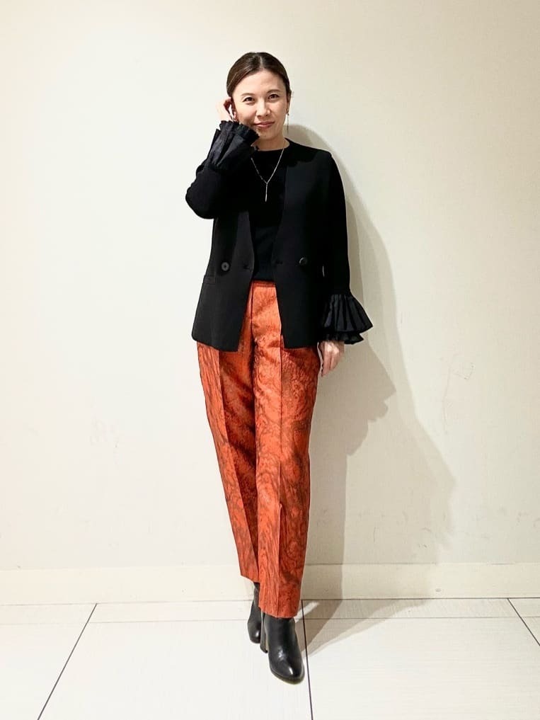 リブニットとジレのレイヤードにタックパンツのスタイルです。フィット感のあるニットは着心地も良く、ジレを合わせてボディラインをあまり出しすぎずすっきりと見せています。パンツはヒップから太ももにかけてゆったりしたシルエットでハリのある素材なので立体的なシルエットでお召しいただけます。【モデル身長：154cm】