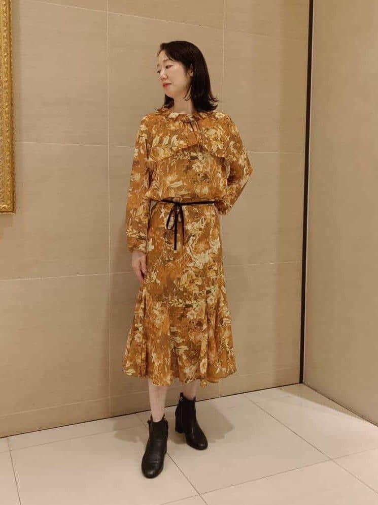 セットで着用するとワンピース風にも見えるブラウスとスカート。秋の草木柄をレイヤードしたプリントです。程よい透け感もありサラッとした着心地です。単品使いもしていただきやすいです。【モデル身長：168cm】