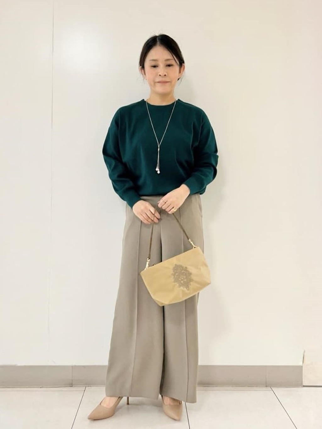 季節の変わり目、何を着たらいいか分からない、、、そんなお悩みに応えるのが「265日ニット」 真夏日以外の全ての日、ほぼ1年中活躍できる万能アイテムです！ 前後両面着用いただける2WAY仕様で、1枚でも重ね着でもちょうどいい着心地のプルオーバーです。【モデル身長：152cm】