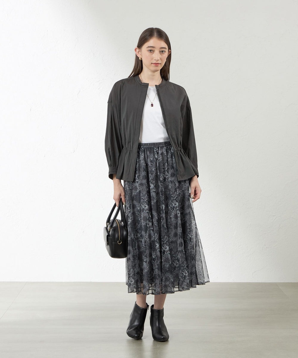 バンドカラーの羽織りシャツです。衿や袖にはタックディテールを施しました。ウエスト内側のドロストを絞るとシルエットのアレンジが楽しめるデザインになっております。カラー展開は、知的なチャコールとナチュラルで温かみのあるモカベージュの２色展開です。