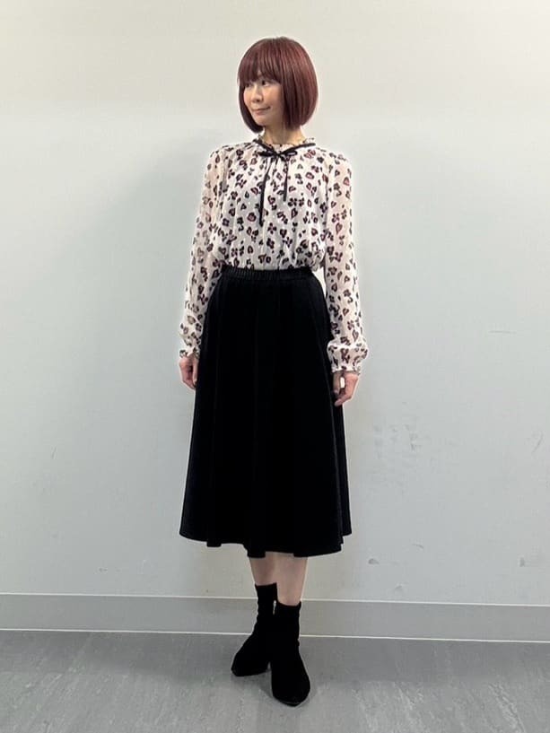 アニマルプリントをハート型に模した TOBECHICらしい華やかなブラウスに ブラックのフレアスカートでクラシカルな イメージのコーディネートをしてみました。【モデル身長：163cm】