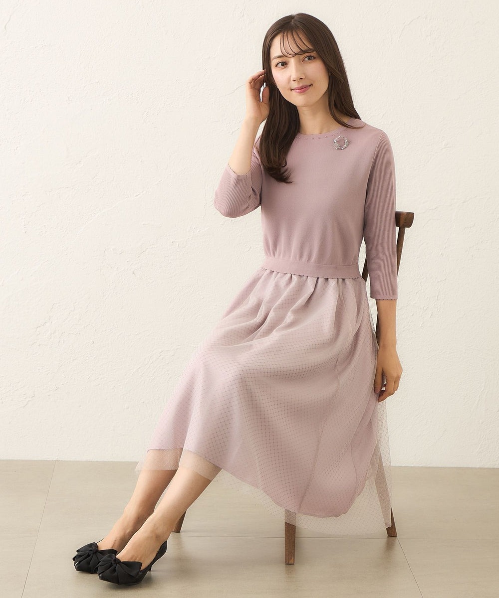 身頃はすっきりとしたシルエットで上品に、スカート部分はふんわりと広がる華やかなデザインに仕上げました。ニットの柔らかな着心地とチュールの軽やかさが絶妙に調和し、オン・オフ問わず幅広いシーンで活躍する一着です。