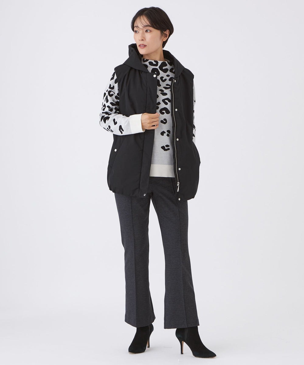 【ジレ】マットな光沢感が上品な印象の、高密度メモリータフタ。メモリーの張り感により、シルエットがキレイに保たれます。はっ水機能付きです。【トップス】綿100%なので肌触りが心地よく、スポンディッシュな膨らみもあるので、少し肌寒くなる頃向けに、丁度良い肉感です。