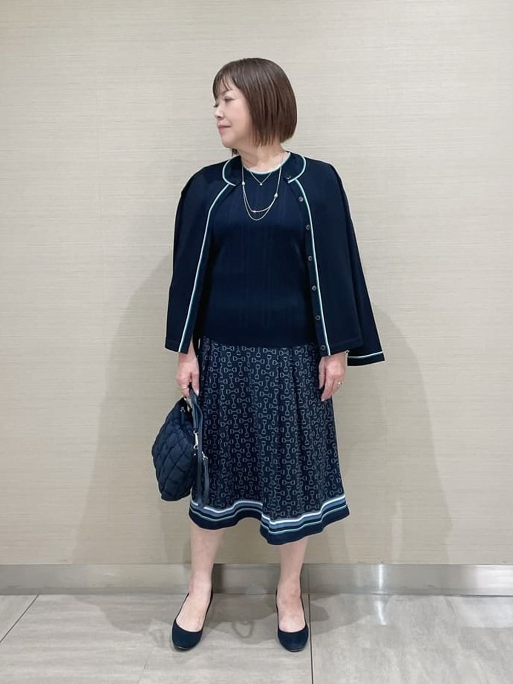 こんにちは。 バイカラーニットカーディガンはコンパクト過ぎずボタンを閉めて一枚着でも◎ インナーのニットは袖がふんわりシアーでカーディガンと重ねて着てももたつかず着ていただけます。 台型シルエットのスカートはタックがあり腰回りはスッキリ見えます。【モデル身長：159cm】