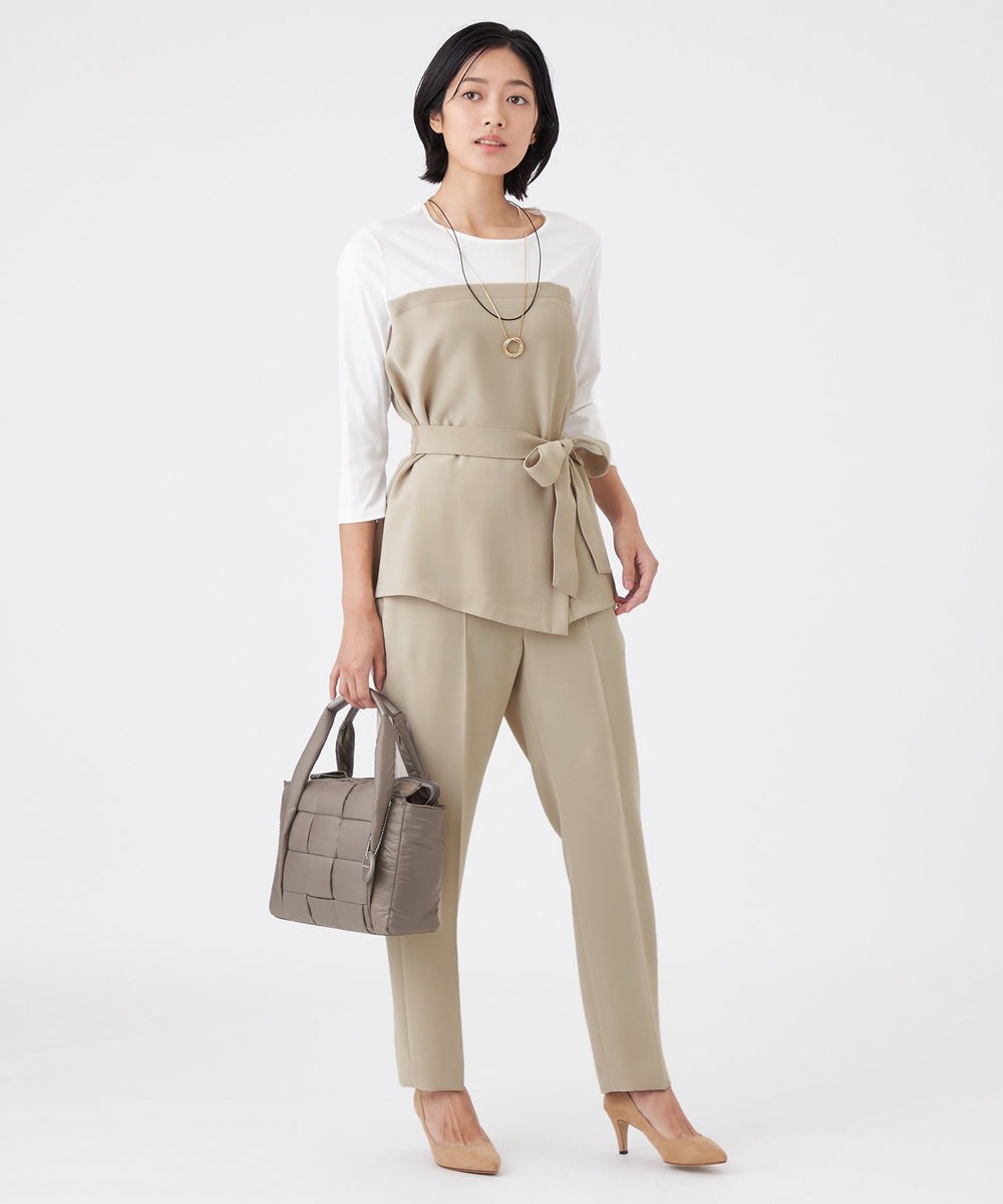 幅広いシーンで活躍するカットソーです。トレンドのビスチェを重ね着したように見える異素材コンビ。ウエストから裾にかけて広がるAラインシルエットで、コンパクトなサイズ感はジャケットのインナーとしても最適です。ウエストリボンは取り外し可能。さまざまなスタイリングをお楽しみいただけます。