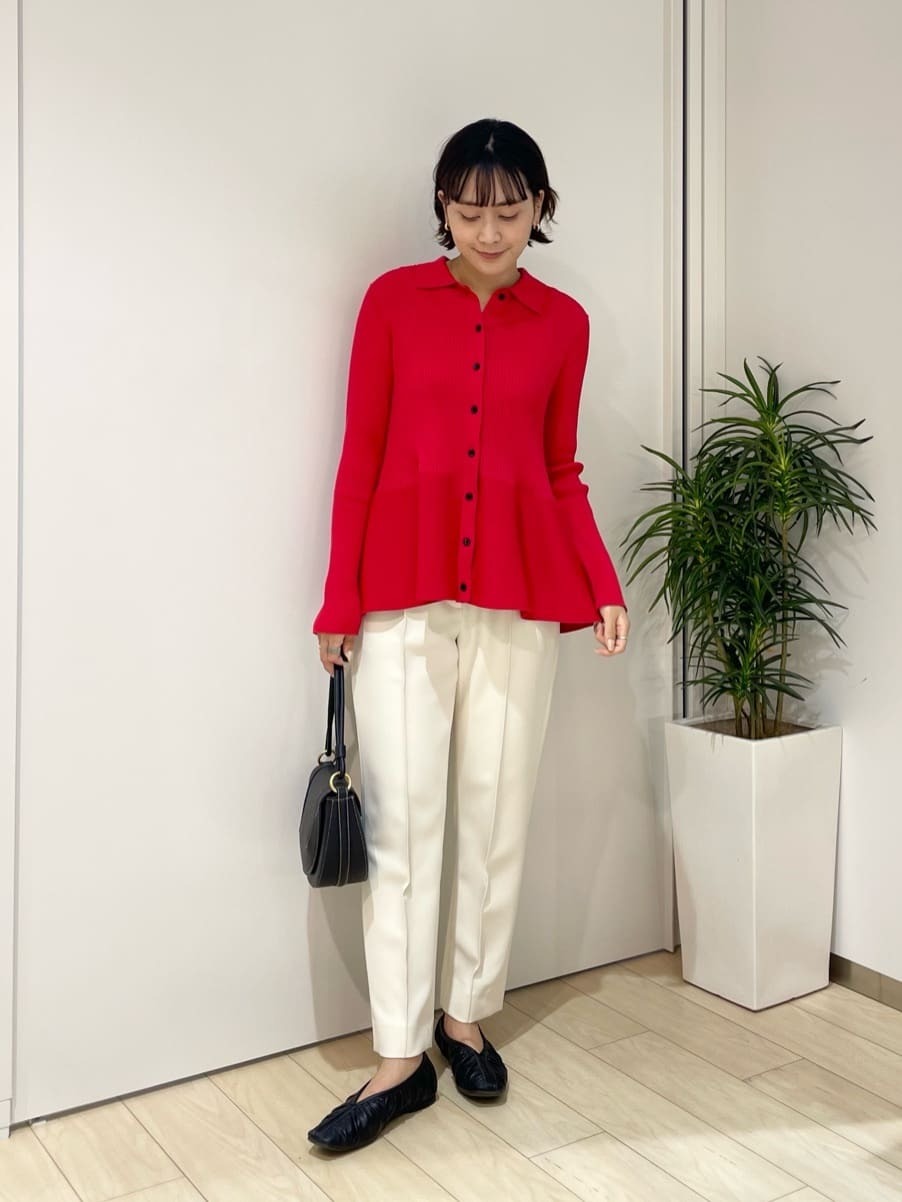 鮮やかなレッドトップスが主役のきれいめコーデ。 メリハリあるペプラムシルエットが体型カバーしつつ、着映えるデザイン。心地よいフィット感で着心地が良いです。 ホワイトパンツと合わせることでクリーンな印象に決まりますよ。 シンプルな小物使いでバランス良くまとめ、通勤にも休日のお出かけにもぴったりなスタイルです。【モデル身長：158cm】