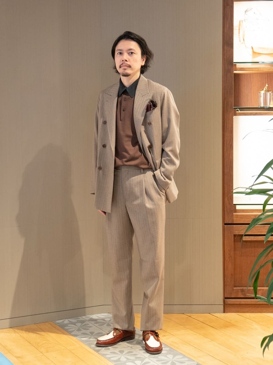 身長178㎝　【OLD FABRIC Setup】
1930年代フランスのアーカイブ資料を元に開発したオリジナルのウール生地。
ジャケットはナチュラルショルダーで、程よくユルさのあるセットアップです。

カジュアルセットアップをメインにしたスタイリング。
襟を配色にしたニットポロとコンビシューズをアクセントに、茶系のトーンでまとめて全体の統一感を出しています。