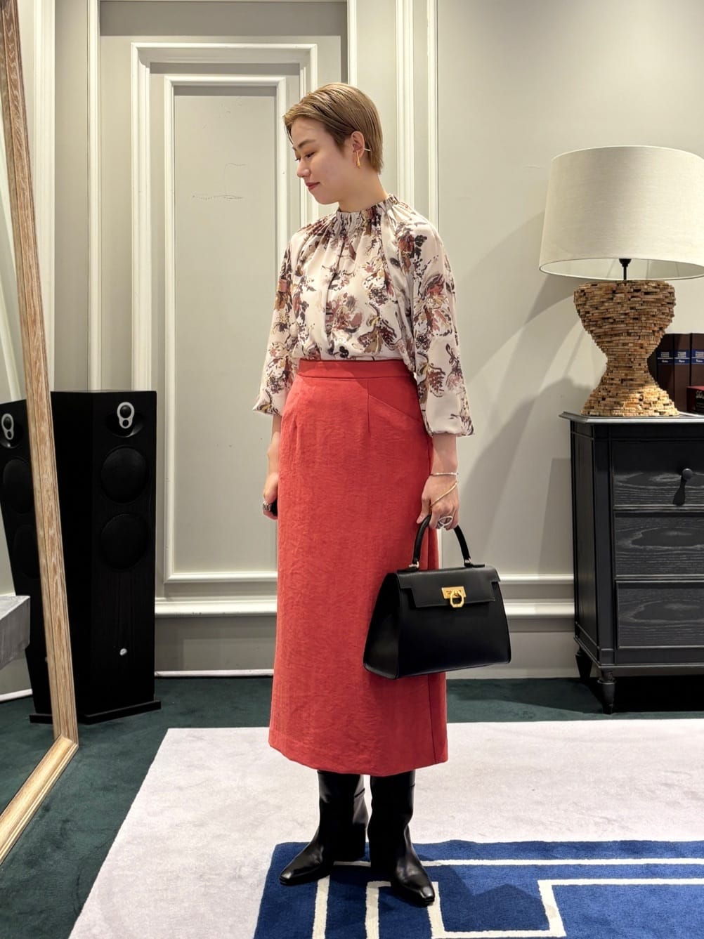 身長162㎝　〈TOMORROWLAND collection〉オータムガーデンプリント ネックギャザーブラウス

〈TOMORROWLAND collection〉でお馴染みの定番デザインに、秋冬らしい深みのある色柄をプリントしたアイテムです。
遠目にも華やかで、ビジネスシーンにも浮かない、きちんと感をキープできます。
透け感は気にならない程度の薄さで、ちょうど一枚で過ごしやすい時期にぴったりです。

〈Ballsey〉ビンテージスエード タイトスカート

フェイクスエードならではの起毛感とマットな艶感が魅力のタイトスカート。
リアルスエードに比べて軽く、お手入れも簡単なのが嬉しいポイントです。
お腹まわりには程よくゆとりを持たせつつ、裾に向かってすっと縦長に見せてくれるシルエット。
ハイウエスト設計でインスタイルが映え、脚長効果も期待できます。
