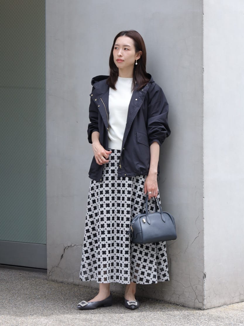 身長163㎝　刺繍が目を引くスカートを主役にしたモノトーンスタイリング。
フード付きのショートコートと合わせることで、エレガントなスカートもデイリーに取り入れやすくスタイリングできます。
小物は白黒とはっきりさせず、ニュアンスカラーのグレーのバッグとシューズを取り入れ優しい印象にしました。