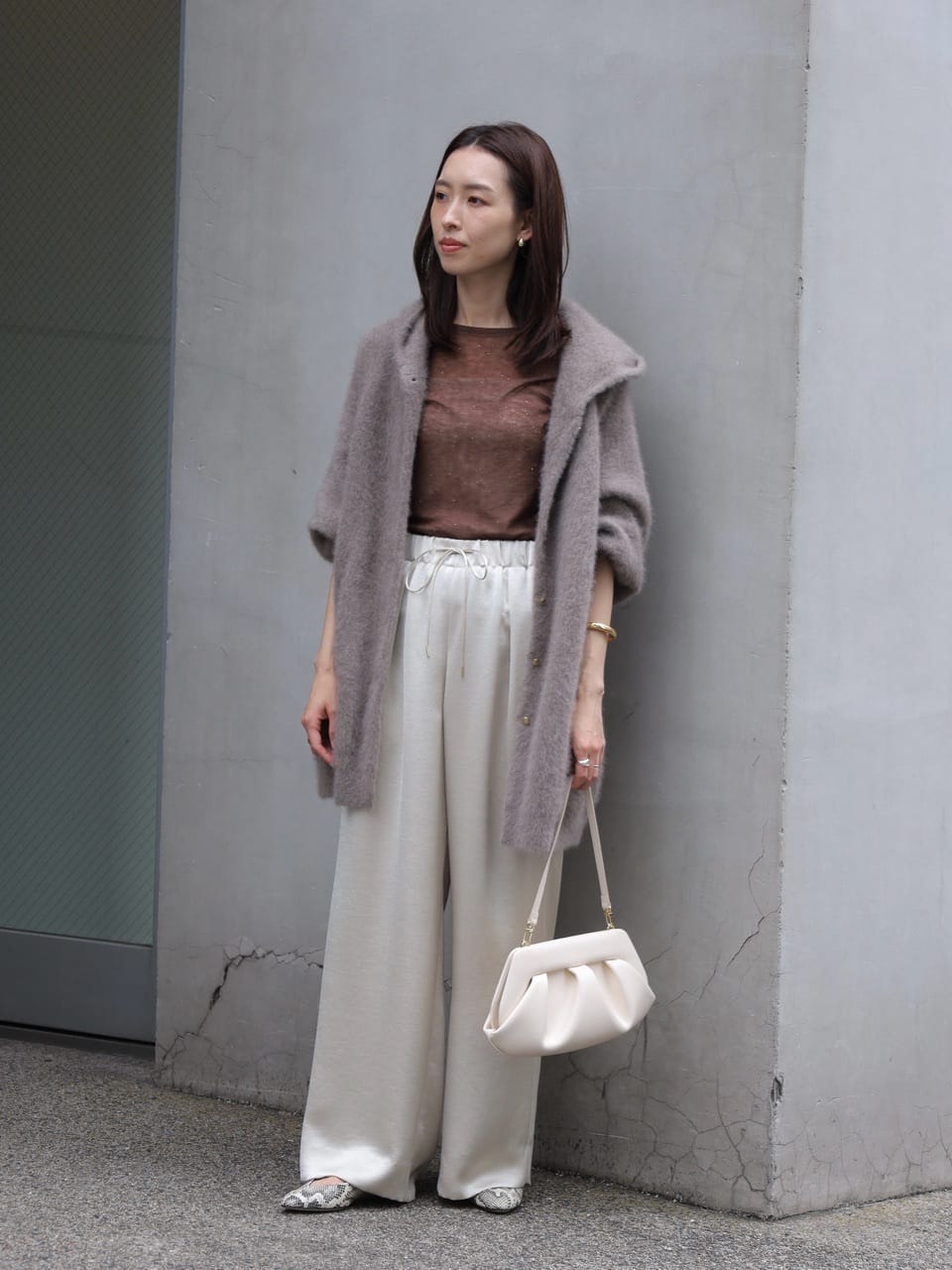 身長163㎝　軽く柔らかな〈Ballsey〉のニットカーディガン。
薄手トップスにさらっと羽織るだけで、しっかりと暖かく過ごしていただけます。
毛足の長いアイテムなので、さらっとしたサテンボトムスで素材のメリハリを。
淡いカラーのパイソン柄のシューズをアクセントにしました。

パンツ〈Ballsey〉
11-04-54-04332
カラー 41 / サイズ 36
¥20,900(tax in)
＊10月下旬入荷予定