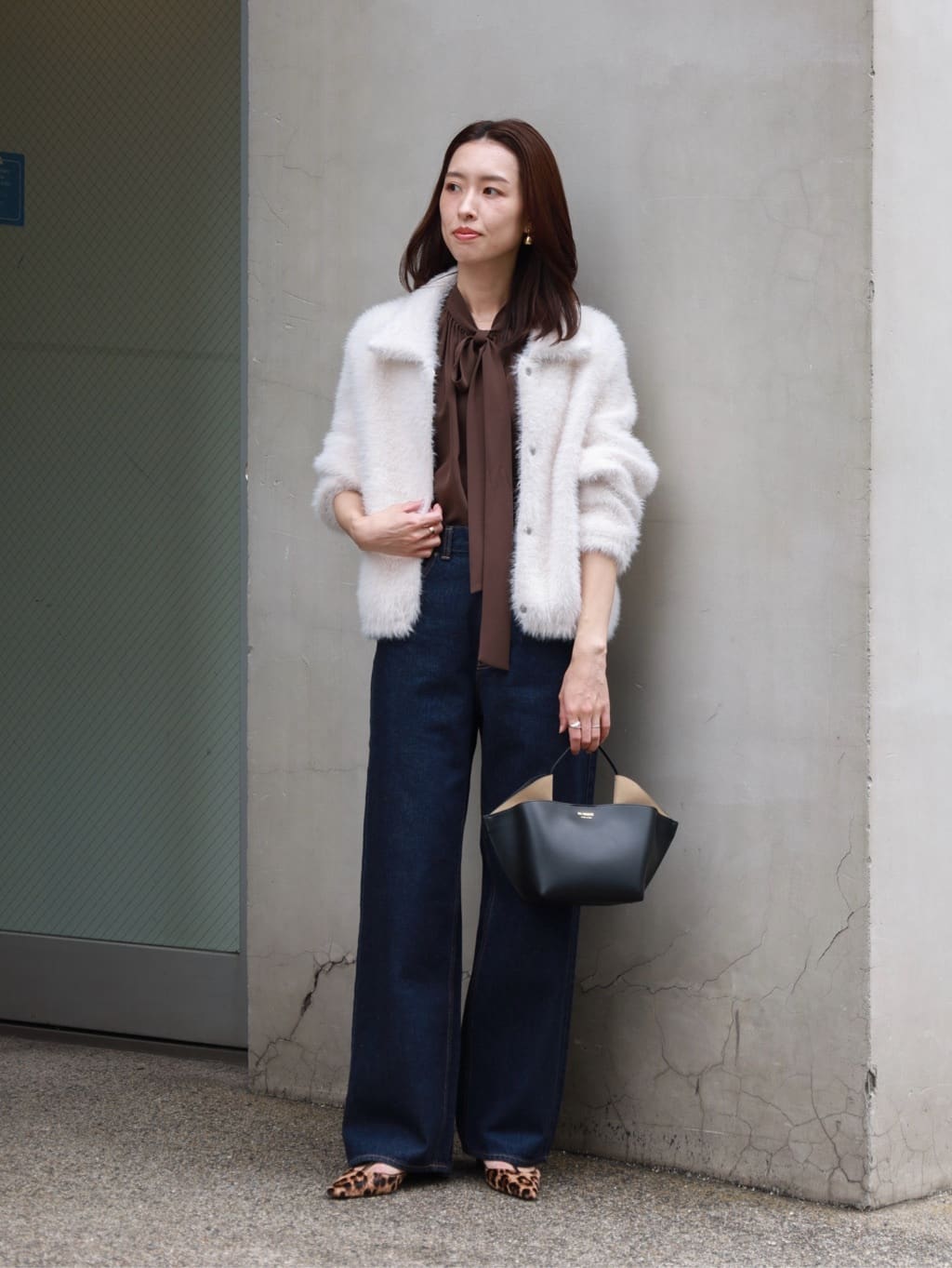 身長163㎝　昨年人気だった〈Ballsey〉のカーディガン。
今年は少し張りのある仕上がりにアップデートされました。
カーディガンですがブルゾンのようにも着こなせるので、秋の軽羽織として重宝します。
トップスはとろみのあるブラウスでキレイ目に合わせたので、デニムとレオパードのシューズでカジュアル感をプラスし、秋のキレイめカジュアルスタイリングにしました。
