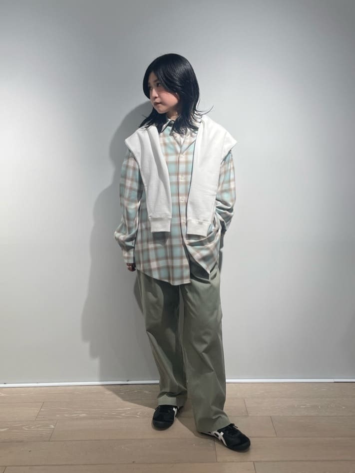 淡いトーンのチェックシャツを主役に、リラックス感のあるバルカムパンツを合わせました。 肩掛けのスウェットで抜け感をプラスし、全体を柔らかい印象に仕上げています。 ゆったりとしたシルエットで、リラックスしたい日にもおすすめのスタイリングです◎【モデル身長：152cm】