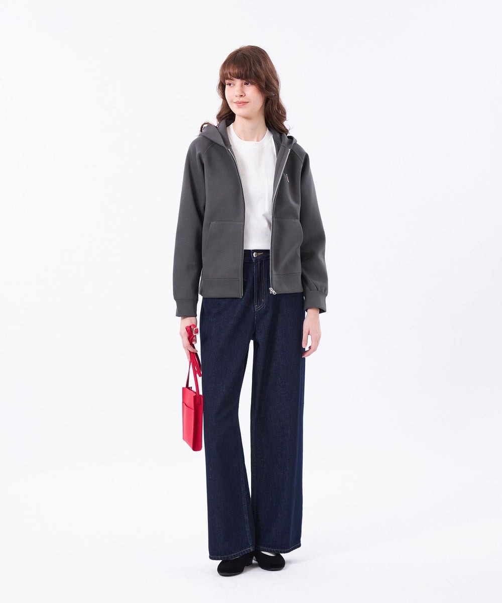 胸元のワッペンがポイントのベーシックパーカー。中肉の厚みのダンボール素材を使用しており、秋口や春先の羽織として活躍。柔らかなフォルムの出る、膨らみとハリのある素材で、表面はなめらかでクリアな表面に仕上げています。