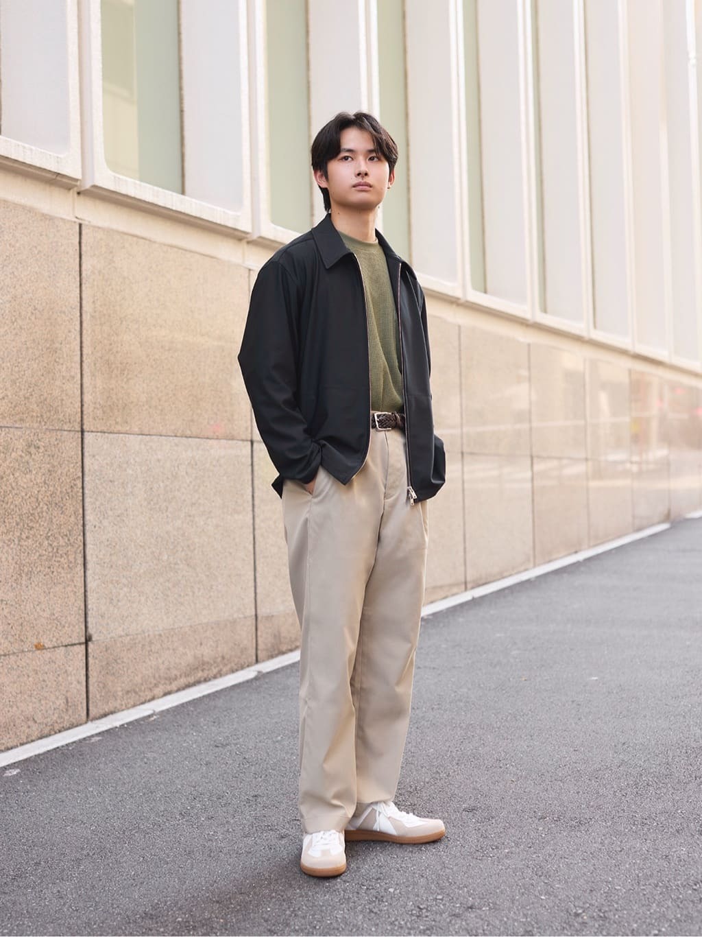 寒暖差が激しいこの時期におすすめのカジュアルコーデのご紹介です。こちらは春夏秋の3シーズンお使いできるジップアップジャケットとシルエットが綺麗なワンタックパンツと合わせたコーディネートになります。ジャケットのようにもカーディガンのようにも着こなせます。【モデル身長：173cm】