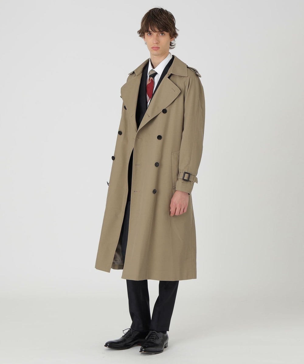 ブリティッシュスタイルには欠かせないオーセンティックなトレンチコートに現代的なアレンジを加え、エポーレット、ガンパッチ、ケープドバック、インバーテッドプリーツ仕様など本格的なディテールを残しつつ、オーバーサイズシルエットで再構築したデザインに仕上げています。