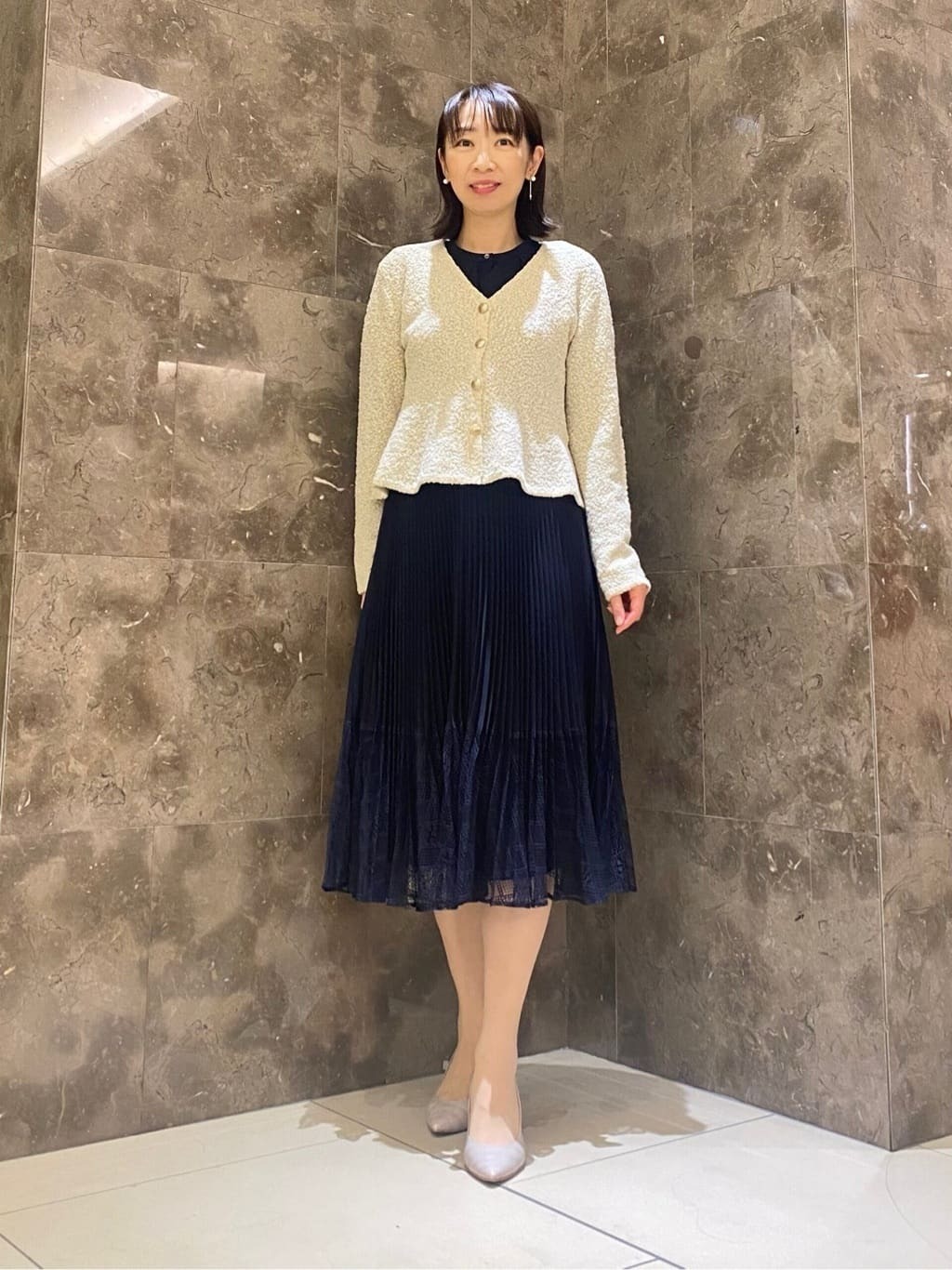 ペプラムデザインのニットカーディガンはゴールドのラメ糸が織り込まれている上品な素材。スカートにもパンツにも合わせやすく、ニットジャケット感覚でご着用いただけます。 すっきりしたVネックとメリハリのあるシルエットが美しく、お店でも人気の１枚です。【モデル身長：163cm】