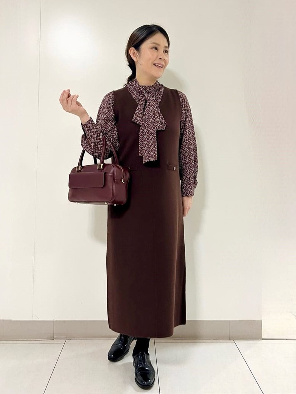 Ribbon Medallionブラウスに、着心地抜群のジャンパースカートを合わせました。 目面がきれいなしっかりとしたニット素材で、すっきり見え効果も高く、品のある「ジャンドレスタイル」が叶います！ 手洗い可能でお手入れのしやすさもポイントです。【モデル身長：152cm】