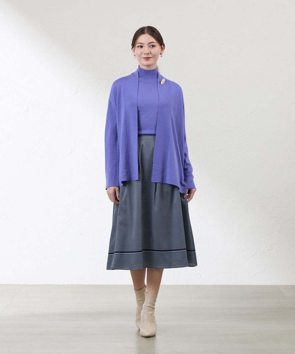 【カーディガン】AMACAにしかないシンプルでスタンダードなミドル丈の着流しタイプのカーディガン。衿部分はゴム地で切り替え、すっきりとした印象に。【スカート】品良く着用頂けるきちんと感のある大人デザイン。細見えを叶えながら着こなしを上品にまとめ上げてくれるデザインです。