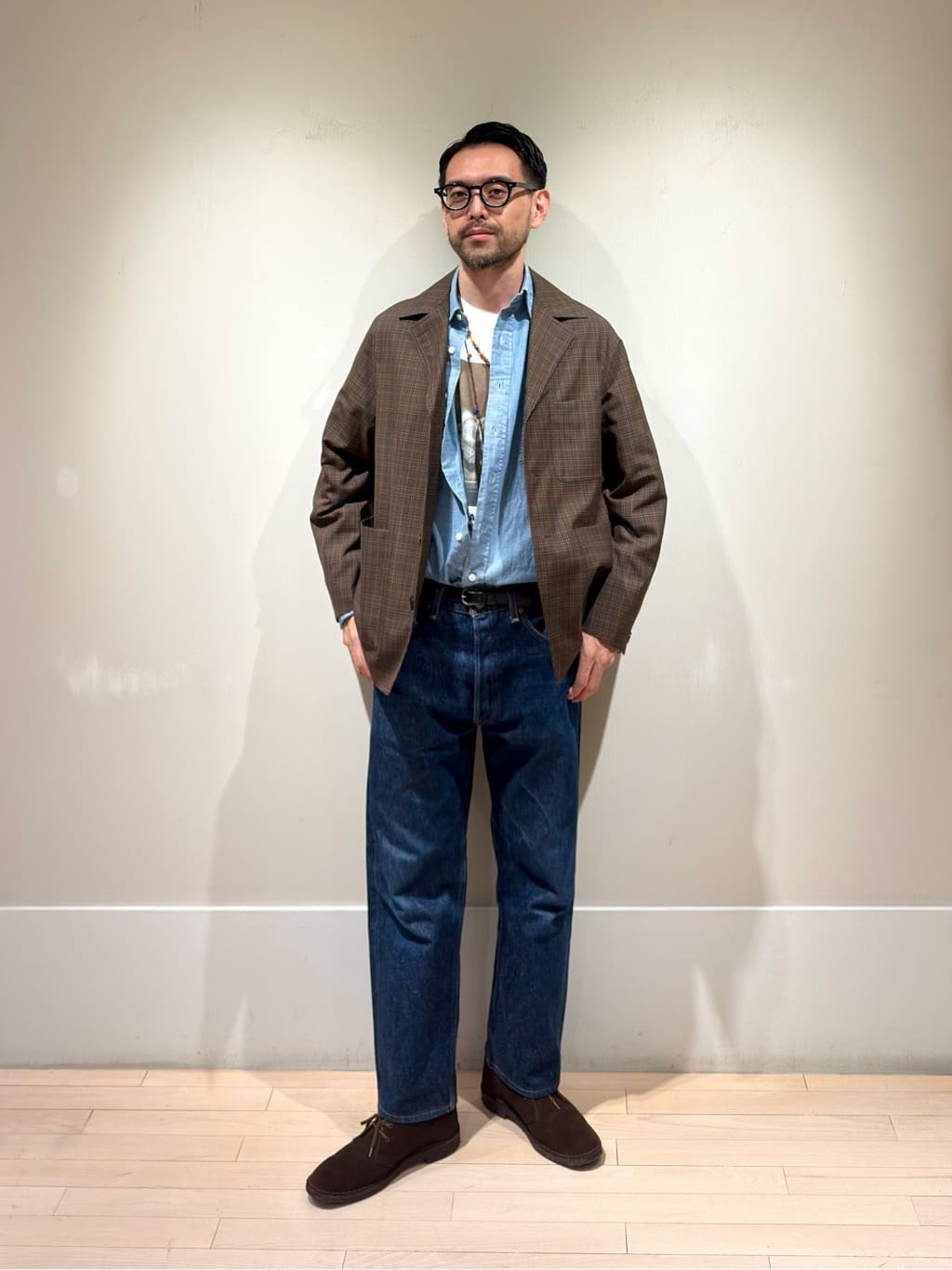 身長175㎝　インナーの着方に工夫を凝らしたコーディネート。
シャツのボタンは一番下だけ止めてタックインしています。
Tシャツは、フォトTシャツの他、ボーダーや、ビビットな差し色にしても可です。
