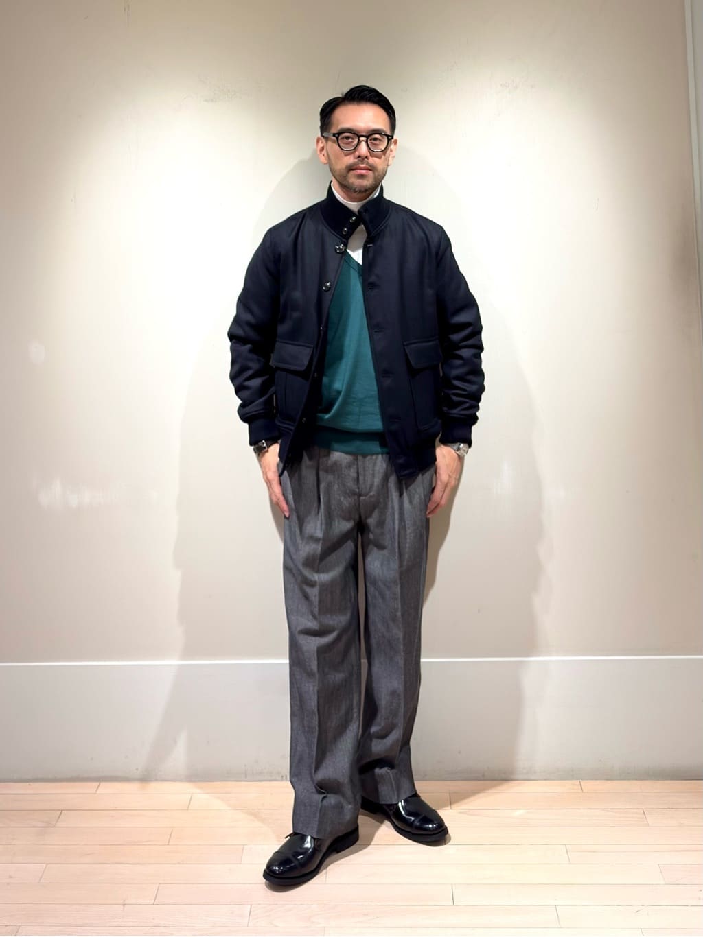 身長175㎝　モノトーンの上下に差し色でグリーン。
ニットは久しぶりに登場のVネック。
タートルと合わせると品良く着られます。
