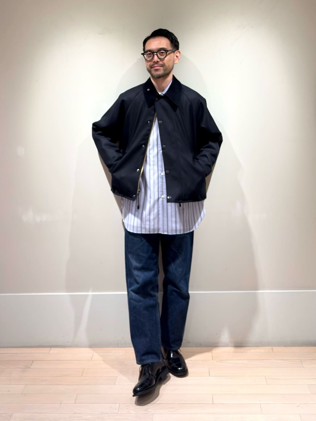 身長175㎝　着丈の短いブルゾンと、丈の長いシャツのレイヤード。
ブルゾンは一番上のボタンだけ止めて着る事で、Aラインのシルエットを出すことができます。
また、シャツの裾を出して見せることで、抜け感を演出することができます。
パンツは太すぎず、細すぎず、中太なシルエットがおすすめです。
