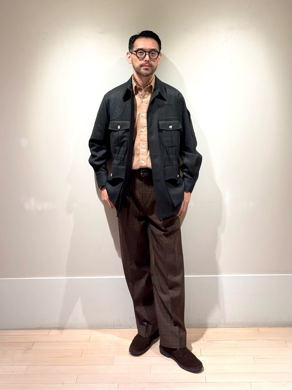 身長175㎝　かつての「『サファリルック』を現代の感覚で着ると？」というテーマでコーディネートしました。
カーキのブルゾンと、オレンジが入ったチェックパンツが好相性です。