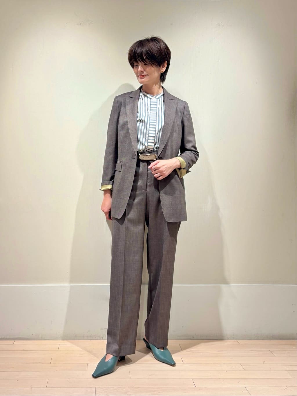 身長160㎝　袖を折り返した際に覗く裏地がアクセントのジャケットは、マニッシュながらもどこか女性らしさのあるアイテム。
今年トレンドのブラウンをチョイスすることで、セットアップも柔らかい印象に。
シューズはブラウスに合わせてグリーンをチョイスしました。