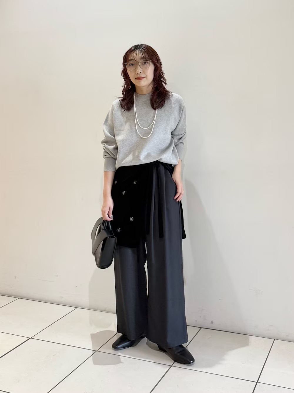 【トップス】
コットンカシミヤで肌触りがとても気持ち良いスウェットニット。
カジュアルなイメージのグレーですが、パール合わせで上品にまとめました！