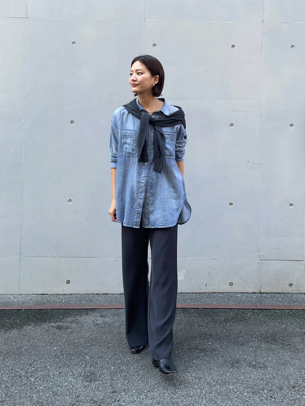 軽く、柔らかな生地を使用したデニムシャツ。
一般的なデニム生地よりも薄手で、ほんのりとシアー感があり、 さらっとした軽やかな生地が魅力です。