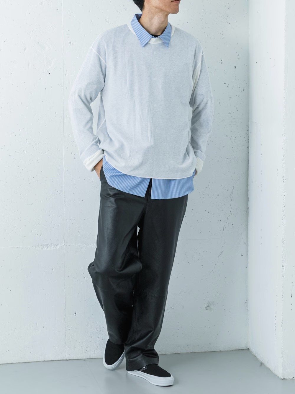 一枚で着ても、レイヤードでも、スタイルに差をつける新感覚のアイテムです。
シングルジャカード編みで表現されたハニカム柄は、PVA加工による独自の膨らみと、シアー感のある透け感が魅力。