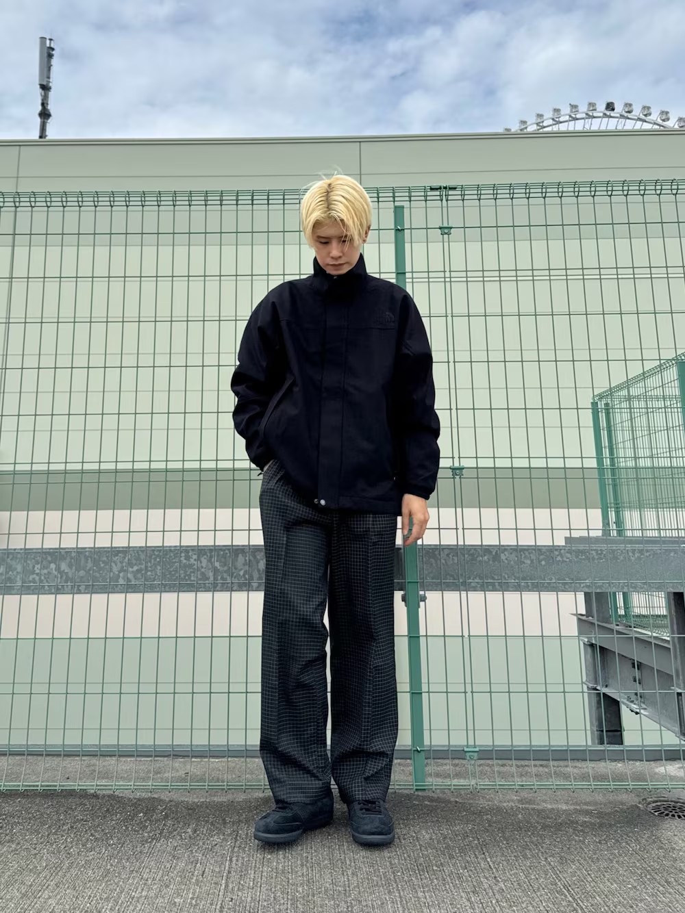 【アウター】
Mサイズを着用。
程よくゆとりがあるシルエットになってます。
ウール素材を使用していますが、ご自宅での手入れも可能です。