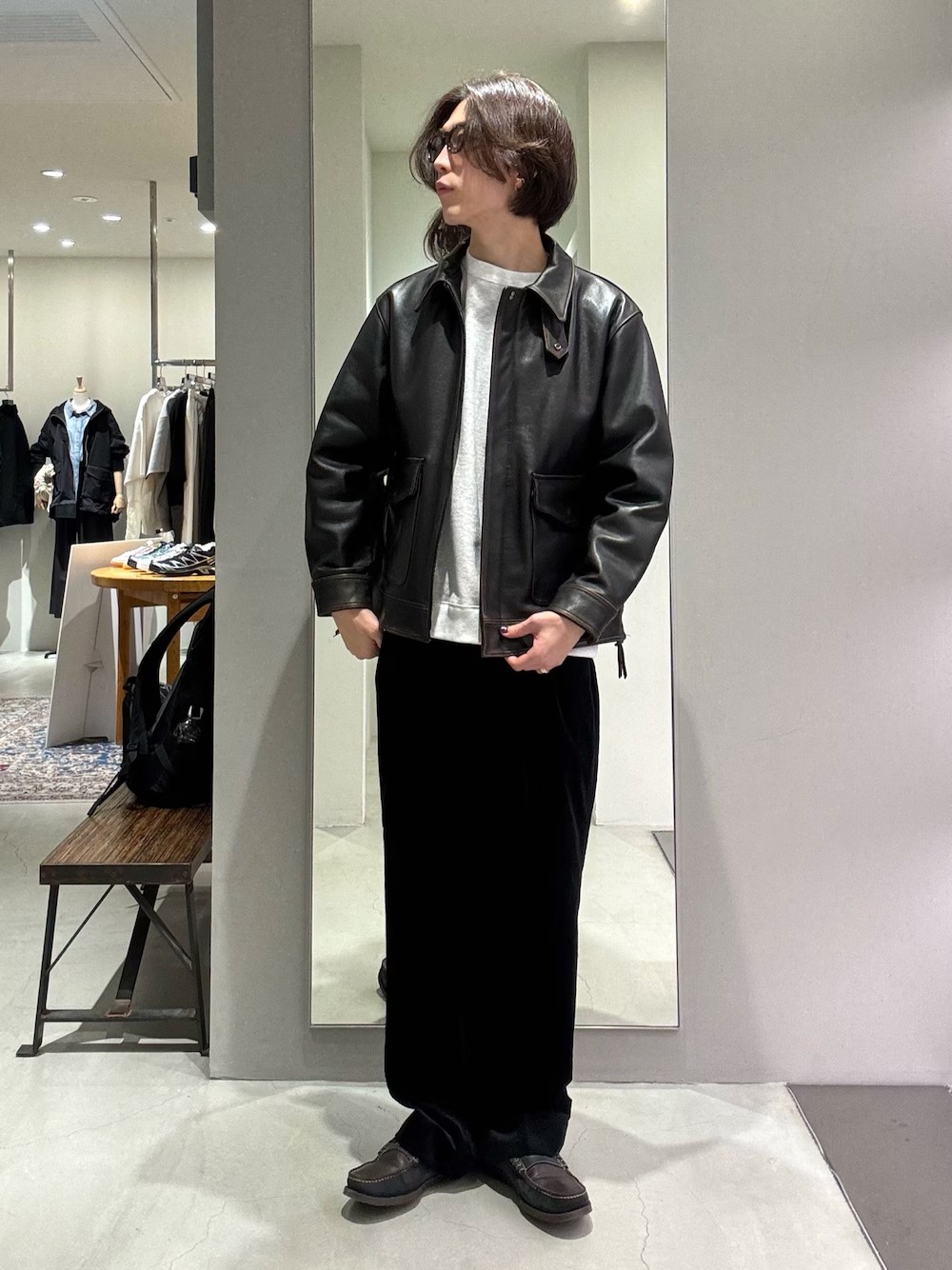 堅牢性と柔らかな風合いを両立させた特別なレザーが、着込むほどに深い味わいを増し、自分だけの一着へと育ちます。
ブランドの掲げる［new basic］にふさわしい、時代を超えて愛されるレザージャケットです。
