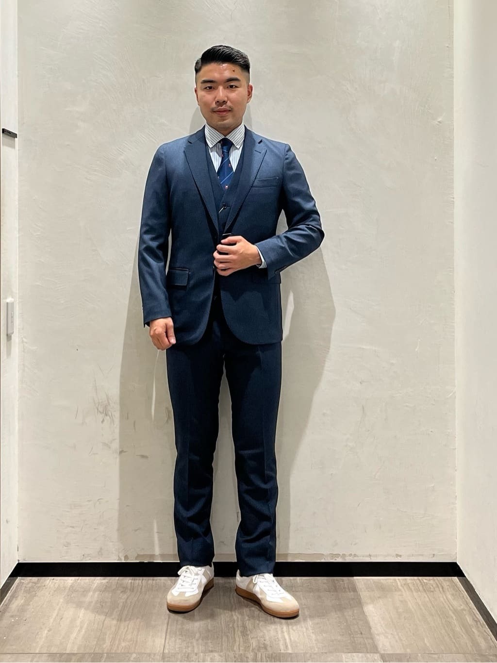 ビジネススタイルのご紹介です。
正統派のスーツでおすすめはコチラのインク色。ブランドとしても珍しく、ベストもあるので、しっかり見えするスーツになっています。
またウォッシャブル対応で、シワにもなりにくいので機能性も満載です。
是非お試しなさってみてください。【モデル身長：177cm】