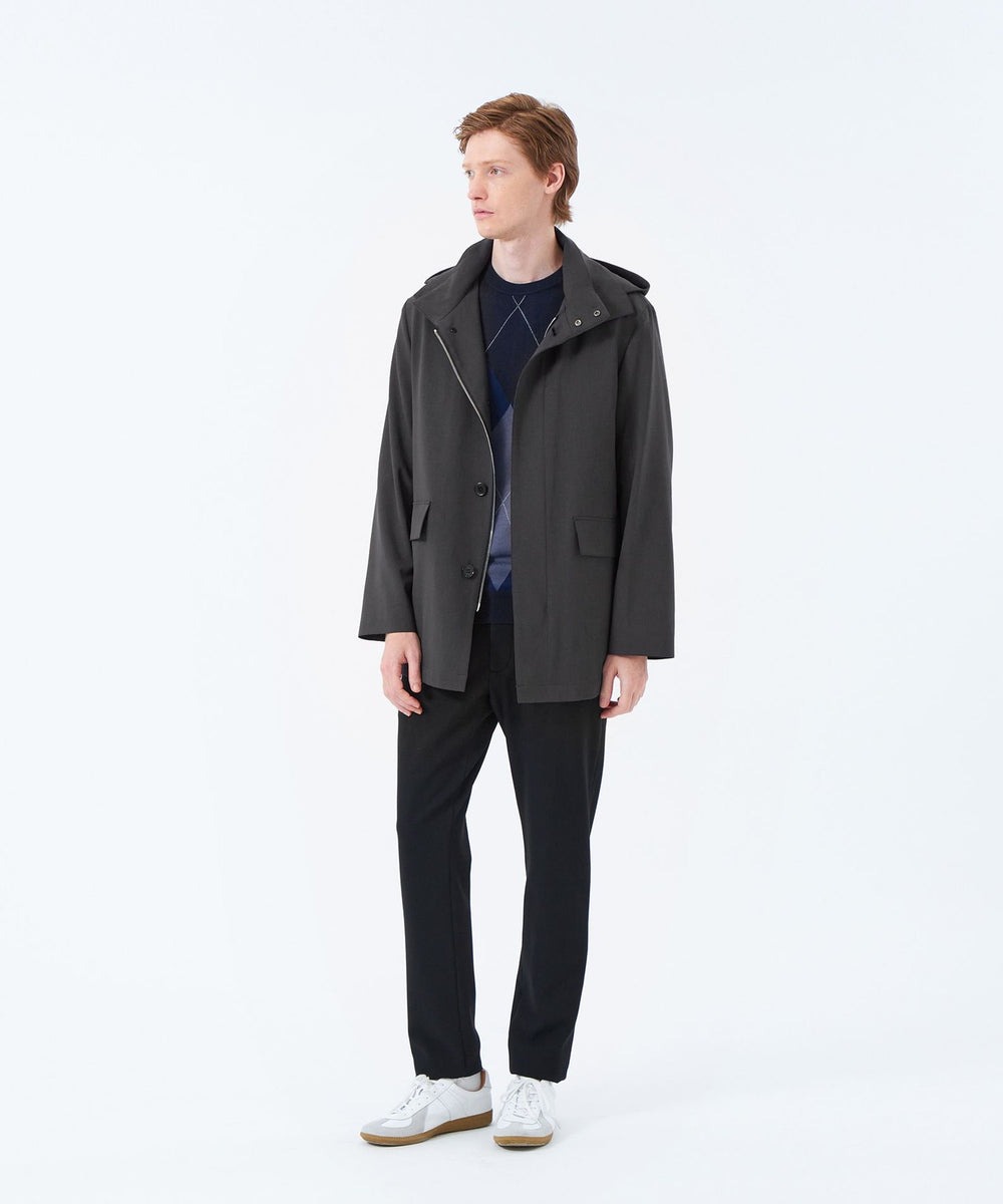 スタンドカラーとフーデッドの2WAY仕様で着こなせるコート、BELFAST（ベルファスト）のショート丈アウター。ショート丈ながらジャケットの上からも羽織れる設定にしています。