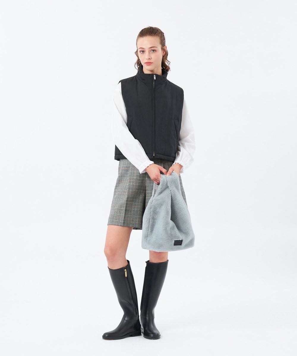 ショート丈のミニマルなディティールが旬な印象のパデットベスト。インナーを変えることで、ロングシーズン活躍するレイヤードアイテム。膨らみある素材ながら、身幅や丈をコンパクトにすることでメリハリのあるバランスを実現。ボリュームのあるワンピースやボトムスなどと合わせるのがおすすめ。