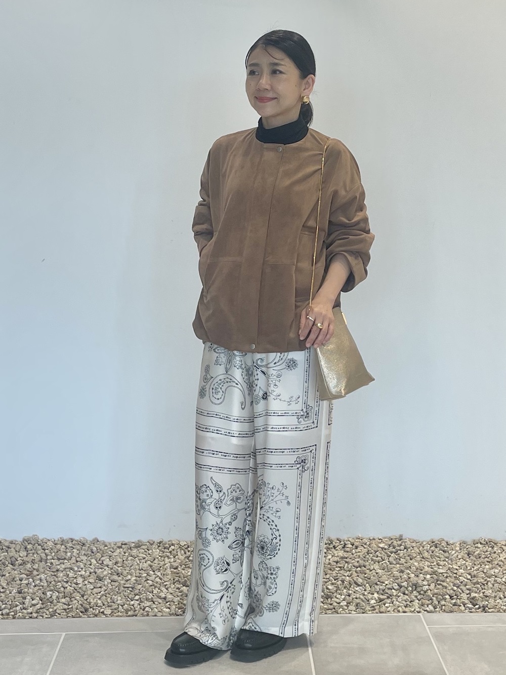 コンパクトなフォルムで小柄な方もすっきりと着られるフェイクレザーブルゾン。今シーズンのトレンド“スエード”は取り入れるだけで旬な着こなしに。軽やかな着心地で秋だけでなく春先にも活躍してくれます。

ブルゾン：着用サイズ/2(M)
プルオーバー：着用サイズ/2(M)
パンツ：着用サイズ/2(M)
身長:149cm