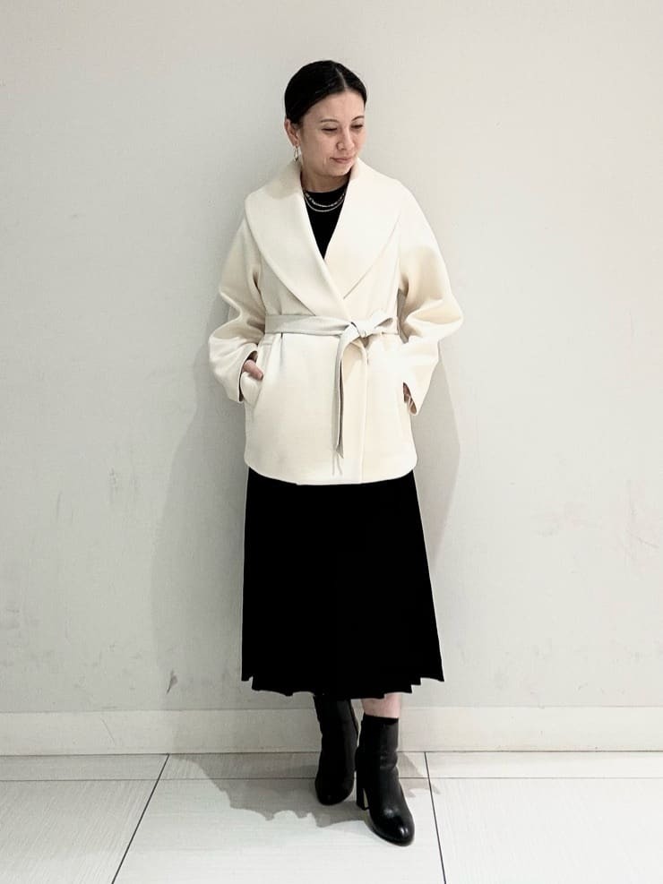 軽くて羽織りやすいコートは襟デザインがエレガントで上品さがあります。ウエストマークでキチンと感がありますのでビジネススタイルにもマッチします。ベルト無しでラフに羽織るのもカッコよくお召しいただけます。ニットワンピースはボディラインが出にくいシルエットで一枚で完成しています。【モデル身長：154cm】