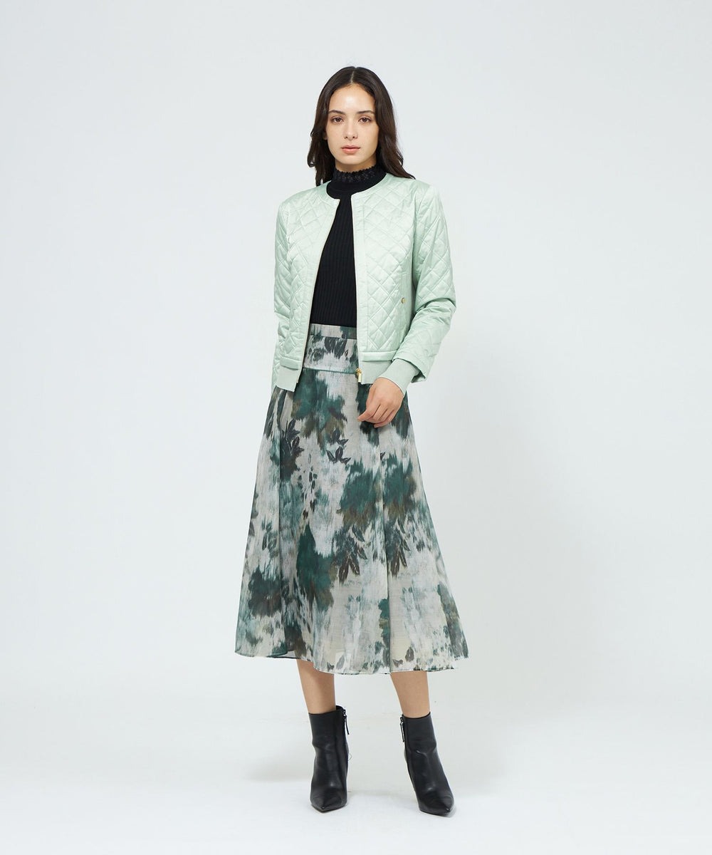 裾と袖口、身頃の脇にニットパーツをコンビさせたキルティングジャケットです。ニットパーツをコンビ使いすることで、デザイン性と伸縮による着心地のよさを両立しました。ライトな肉感、コンパクトなシルエットが着回しにも便利です。