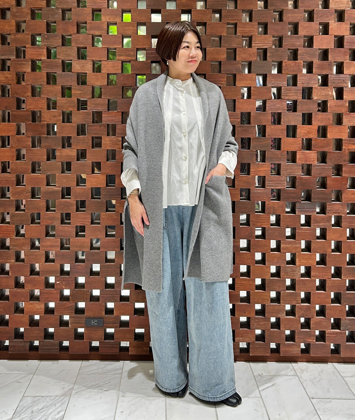 簡単に着脱できるウールストールは気温差の大きい今の時期に最適なアイテム。肩をしっかりと覆ってくれるので身体をあたたかく包み込んでくれます。

ストール：着用サイズ/2(M)
ブラウス：着用サイズ/2(M)
パンツ：着用サイズ/2(M)
身長:160cm