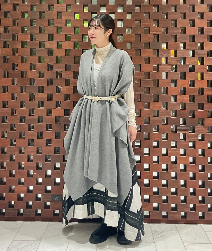 ウールストールジレをベルトでウエストマークしてアウターのようにスタイリング。スカートはフレアシルエットのスカートを合わせてメリハリのきいた着こなしに。インナーにはシアーなプルオーバーで抜け感を。

ジレ：着用サイズ/2(M)
プルオーバー：着用サイズ/2(M)
スカート：着用サイズ/2(M)
身長:159cm