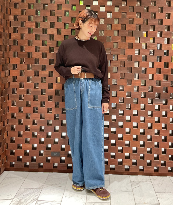 上質なカシミヤとシルクを使用した滑らかな肌触りのニットプルオーバー。フロントはクルーネック、バックはVネックと前後で違った表情を楽しめます。薄手なので今の時期は一枚で、冬にはアウターのインナーとして長く活躍。今シーズンのトレンドカラー・ブラウンで旬な着こなしに。

ニット：着用サイズ/2(M)
パンツ：着用サイズ/2(M)
身長:164cm