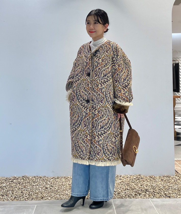 ヴィンテージライクなジャカードコートはデニム合わせでカジュアルダウン。見た目よりも軽やかな着心地で秋から初冬の羽織りとして最適です。袖は折り返して裏地のベロアをチラ見せするのがポイント。

コート：着用サイズ/2(M)
プルオーバー：着用サイズ/2(M)
パンツ：着用サイズ/1(S)
身長:149cm