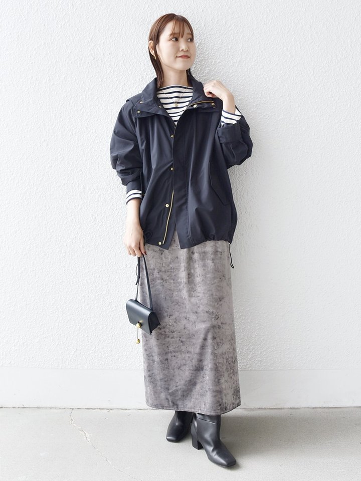 身長:164cm / 普段サイズ：38・MEDIUM / 体型：細身（骨格ウェーブ）
肩幅:なで肩・狭め / パーソナルカラー：イエベ春

【着用レビュー 】
着用アイテム：ブルゾン / 着用サイズ：ONE SIZE

■着丈：ヒップが隠れる丈です。
■肩幅：全体的にゆったりとしています。
■袖丈：手の甲が隠れる丈です。
■素材感：マットな光沢感のカジュアルすぎないナイロン素材です。
■着心地：ゆったりとリラックス感のある着心地です。シャツ感覚で気軽に羽織りやすいブルゾンです。

着用アイテム：スカート / 着用サイズ：ONESIZE

■ウエスト：程よくゆとりがありました。
■ヒップ：ヒップラインは気になりませんでした。
■レングス：くるぶしにかかるくらいの丈です。
■着心地：落ち感のあるやわらかい素材で穿き心地がいいです。ウエストゴムでストレスフリーです。