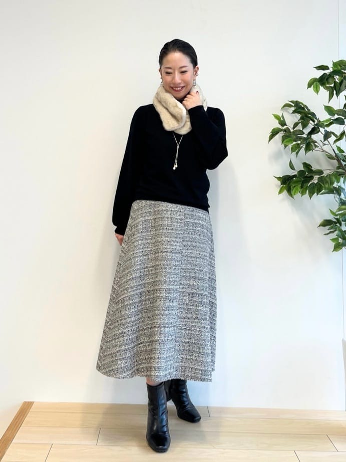 シンプルなニットにツイードとファーで季節感をプラスしたスタイリング。フェイクファーのティペットは柔らかい肌当たりでリアルが苦手な方にもおすすめです。【モデル身長：155cm】