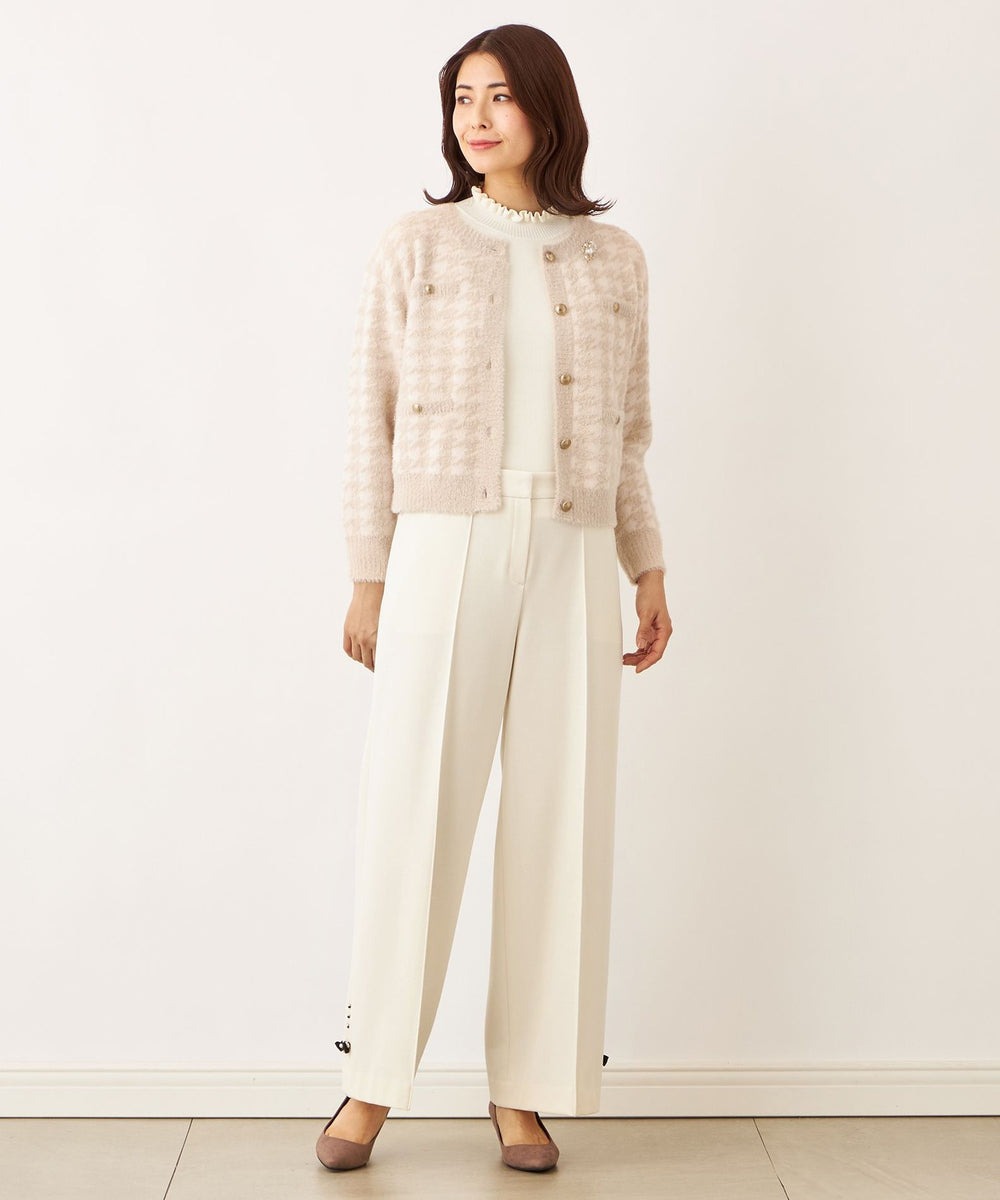 【カーディガン】手触りが良く、非常に柔らかい質感を持つフェザーモールを使用し、エレガントな表情感を演出。さらりとした風合いと美しいドレープ性が特徴で、肌触りも心地よく、上品な印象に仕上がる素材です。