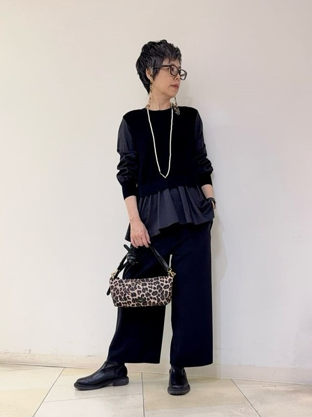 大人のブラックコーデ•*¨*•.¸¸♬ 黒はデザイン・素材で遊ぶのがbetter 袖とフレアー裾のストライプがポイント【モデル身長：164cm】